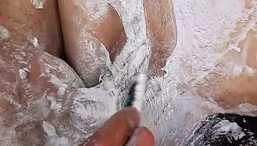 İki çarpıcı Fransız fahişe ile dağınık anal üçlü seks