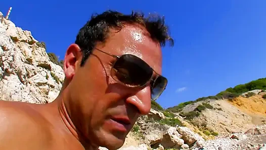 Tombul sarışın kumlu plajda sikiliyor