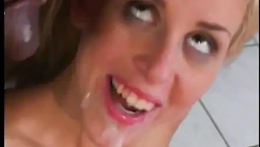 Seksi sarışın kalın siyah yaraklarla iki yarağı birden alıyor ve dölleniyor