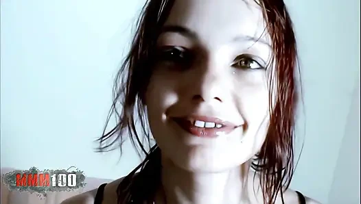 Alicya: küçük memeli alicya genç Fransız kız Terry ile sikişiyor