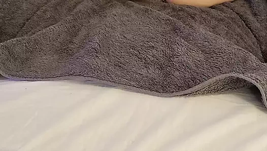 Dotty mastürbasyon ile bir vibratör üzerinde ona kadın iç çamaşırı