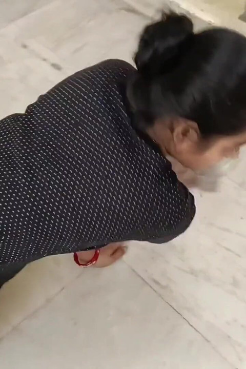 Seans 29. Odayı sikiyorum ve mopping yapıyorum, devar'daydım ve sırtım çok acıtıyordu, devar, şimdi çok iyi