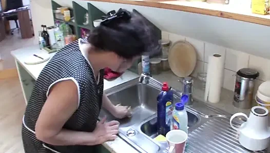 Olgun esmer orta yaşlı seksi kadın mutfak tezgahında sert sikiliyor