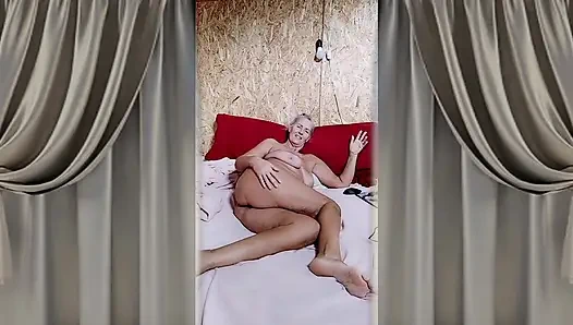 Sıcak ev hanımı Lukerya büyük bir yatakta