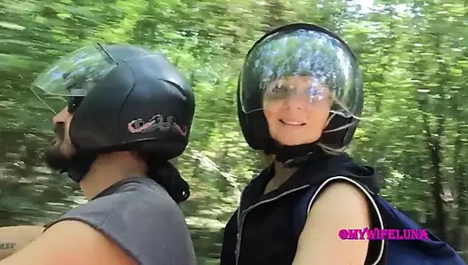 Götünü sikiyor bir sürtükle hareket halinde