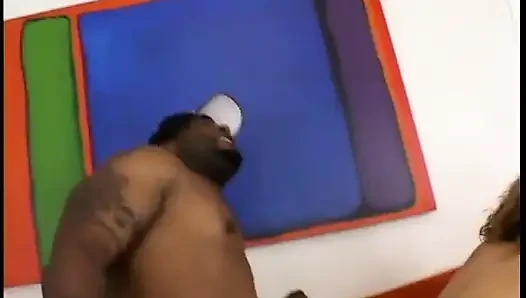 Seksi ırklararası kıvırcık saçlı sürtük büyük zenci yarağına biniyor ve yüzüne boşaltıyor