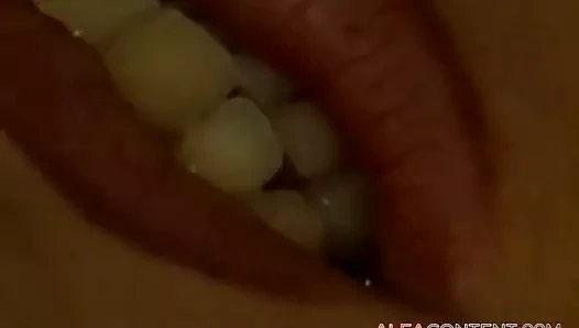 Sarışın genç kız sert yarak alıyor