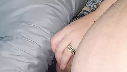 Üvey anne üvey oğlunun büyük ereksiyonünü gördükten sonra yarağını sıvazladı