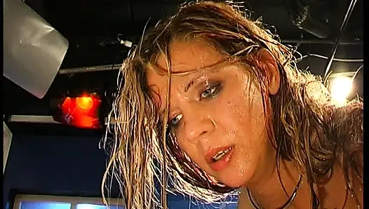 Ggg John Thompson- piliç diz çöküyor ve domalarak gırtlağına kadar alıyor ve sikiliyor