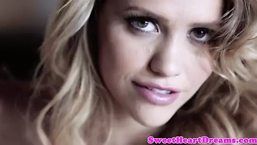 Muhteşem sappho model şölen üzerinde sulu kedi