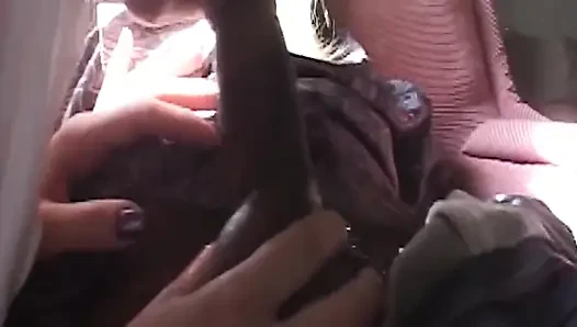 Sarışın hatun zonklayan yarağı gırtlağına kadar alıyor ve ıslak salya akıtıyor