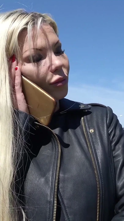 Падающий по челюсти момент из "GERMAN SCOUT - милфа с большими сиськами говорит для траха на уличном кастинге"