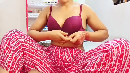 Büyük üvey kız kardeşimi siktim, bana geldi ve onu siktim