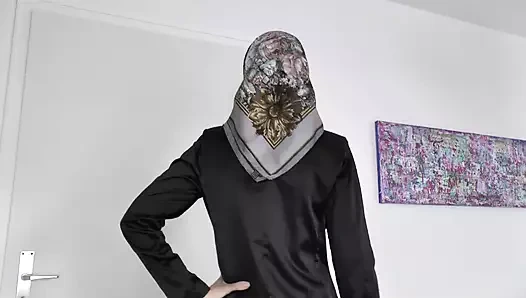 Gözlüklü ve gözlüksüz 2 zarif ipek başörtüsü