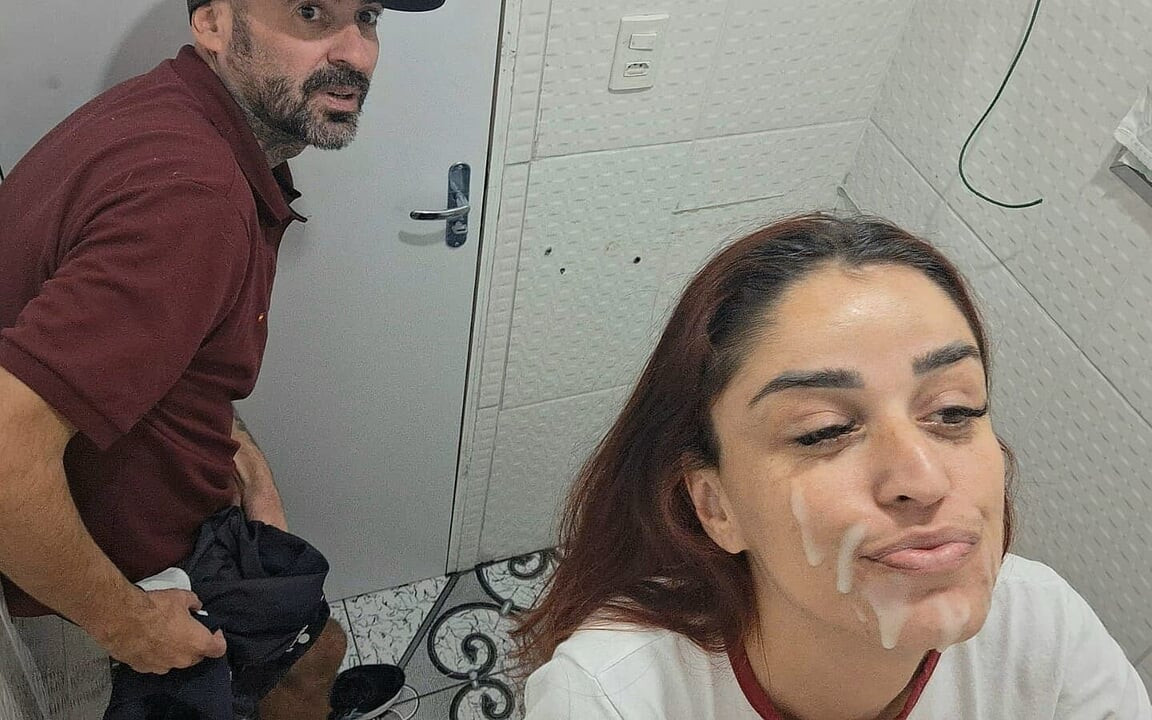 Prezervatifsiz Bir Yabancı Tarafından Bir Barın Banyosunda Becerdin!