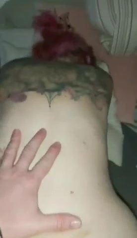 Kızıl saçlı dövmeli orta yaşlı seksi kadın