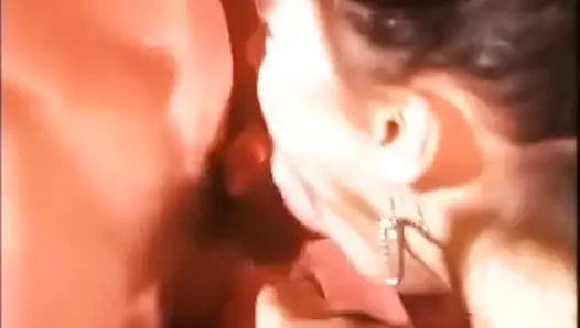 Tropikal ada bu anal üçlü sekste yaramazları ortaya çıkarıyor