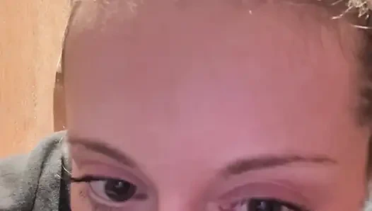 Soyunma odasındayken sert boşalıyor!! Yakalanmamayı umut ediyorum!