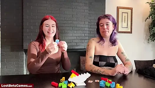 Striptiz oyunu kazanilirken seksi oyuncaklar çıkıyor