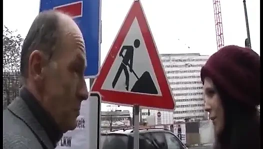 Taksi Şoförü Yolcularını Sikiyor - Azgın Alman Taksici Seksi Misafirleri Arka Koltukta Ham Sikiyor