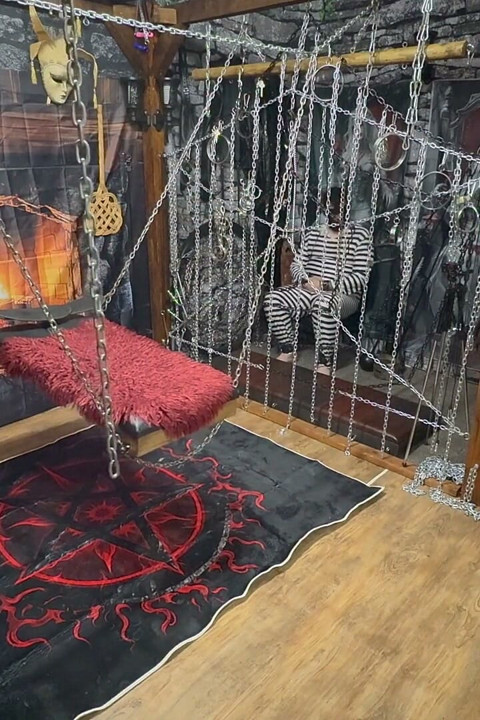 Bölüm 1:- Lanista Bear ve Domina Satana ilk kez zindanda sikiliyor. Aktif