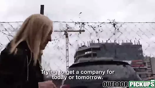 Sulu sarışın civciv içinde çorap becerdin sert üzerinde the yatak