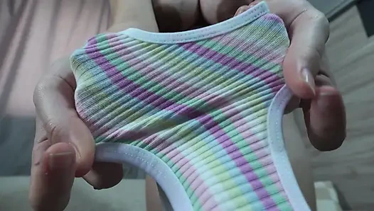 Üvey annem bana en sevdiği külotunu gösteriyor ve sonra amcıklarına am frikiği sokuyor ve orgazm olana kadar vibratörle mastürbasyon yapıyor