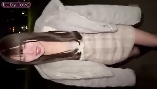 Gece geç saatlerde park mücadele eden bir kızla karşılaşıyor ve döllenmeyle biten riskli bir açık havada deneyime çekiliyor