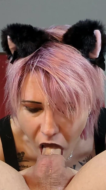 Знаковый момент из "Розововолосая девушка дает грязную глубокую глотку и получает камшот в ее рот"