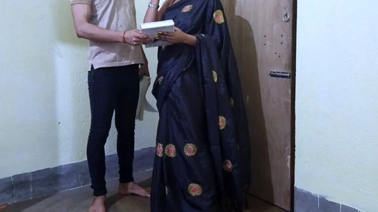 Ev hanımı kitapçıdan bir kitap için götünü tekmeliyor