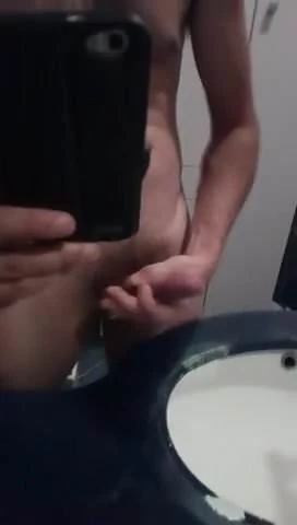 Si riprende con il cellulare mentre si masturba xx