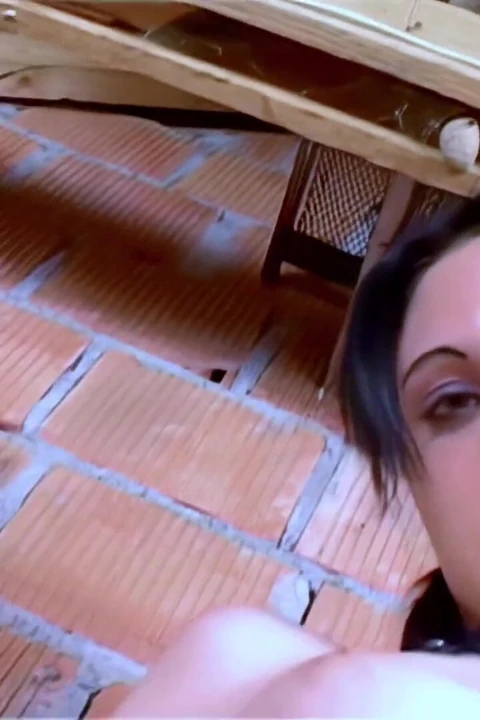 Darla: Genç gotik esmer çok seksi ve heyecan verici bir striptiz yapıyor