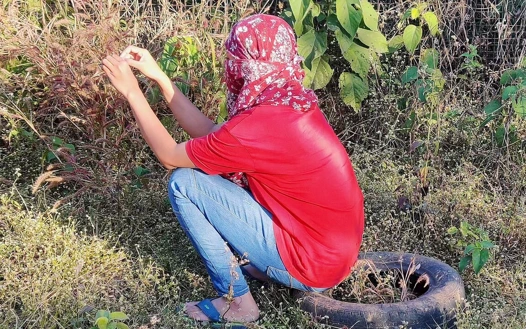 Büyük götlü öğrenci ormanda ayakta domalarak sikiliyor.