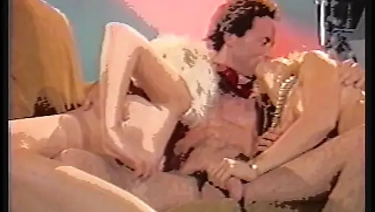 2 porno sürtüğü porno setinde birbirlerinin çıplak vücutlarını azdırıyor