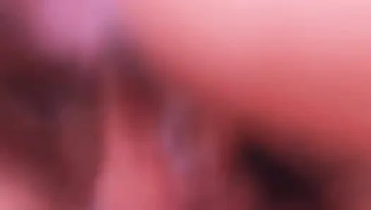 Derine biniyor ve son dökülmeye kadar yarağının üzerinde zıplıyor.