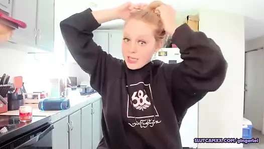 Sıcak sarışın komşu kız mutfakta akarsu