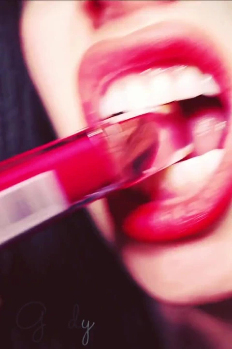 Büyük kırmızı dudaklarıma olan bağımlılığını büyüt! Ateşli ağzımla şehvet içinde olduğunu biliyorum!