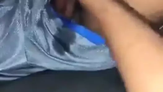 oğlunun sikini okşayarak