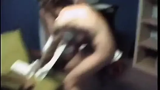 Biri video kamerasıyla izlerken bir çift ateşli sürtük banyoda işiyor