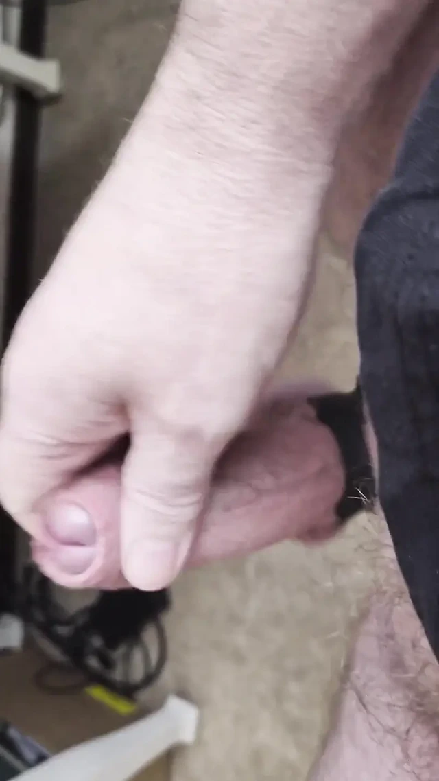 Arkadaşım bir sandalyede oturup Vidio'yu izlerken penisini mastürbasyon yapıyor, ta ki orgazm olana kadar