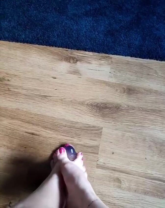 Yatak odasında güzel orta yaşlı seksi kadın