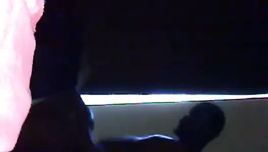 Postacı kremalı turta teslim ediyor