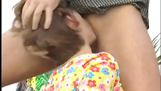 Pervertido cara fode morena puta com inserção extrema antes que ela chupa sua ferramenta