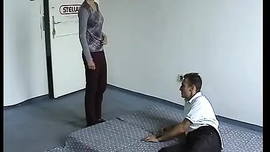 Güzel Alman genç kız yüze boşalmadan önce yarağa biniyor