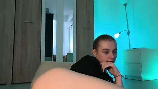 Jucielussie estirando completamente desnuda