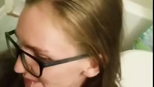 Chaude amatrice a genoux dans la salle de bain pour sucer so