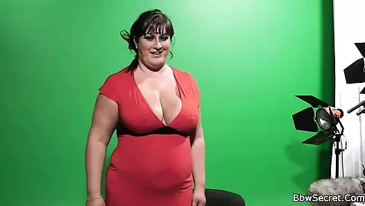 Onu iş yerinde busty dolgun sikişirken buluyor