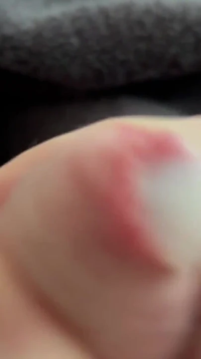 Ключевой момент из "Маленький хуй фимоза сквиртует - с замедленной съемкой"