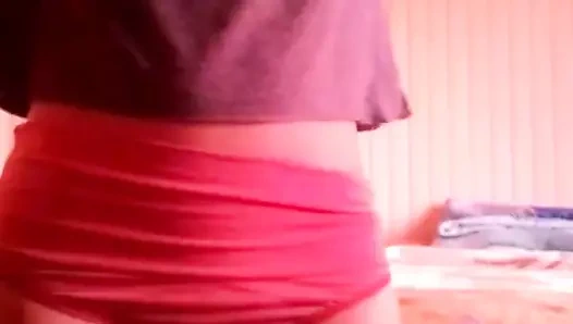 Gergin bir kadın sıkı amcığını tamamen ıslatmaya hazır