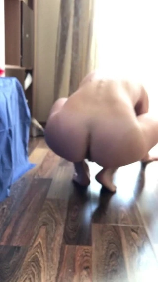 Karım kanepenin altında bir şey arıyor